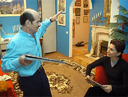 Григорій Чапкіс у своїй двокімнатній квартирі на Борщагівці в Києві із донькою від першого шлюбу Лілією 