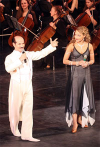 Церемонемейстер Григорій Чапкіс та Олена Шоптенко, яка разом із Зеленським перемогла в “Танцях з зірками” на Віденському балу в Національній опері