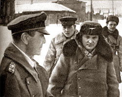 Командуючий 6-ою армією Фельдмаршал Фрідріх фон Паулюс (зліва) під час полонення 31 січня 1943 року Командуючий 6-ою армією Фельдмаршал Фрідріх фон Паулюс (зліва) під час полонення 31 січня 1943 року