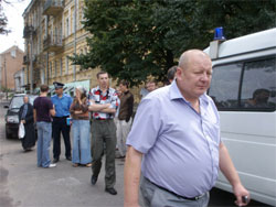 Нападник, а ним виявився начальник Шевченківського РУ ГУ МВС в м.Києві полковник Мірошниченко П.Т.  був вкушений за праву руку