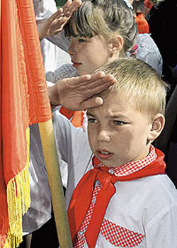 Ця фотокартка не школяра колишнього СРСР, а учнів звичайної школи у сучасній Росії. Фото ІТАР-ТАСС