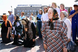 Жінки найбільше зазнають писхологічного тиску і намагаються знайти від нього захист в релігійності