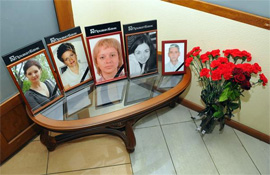 Вони були звичайними, законослухняними громадянами... Працювали звичайними клерками... Вони були звичайними, законослухняними громадянами... Працювали звичайними клерками...