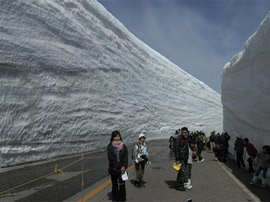 Японія, снігові коридори: ідеально чисте дорожнє покриття, а навколо - високі снігові стіни. Фото: pasmama.lt