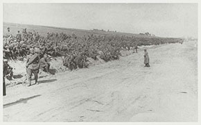 Колона полонених червоноармійців на привалі. Німецька хроніка 1941 р.