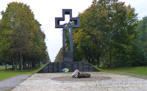 Меморіал Жертв Голодомору 1932—1933 рр. на трасі «Київ-Харків», біля повороту на Міжнародний аеропорт «Бориспіль»