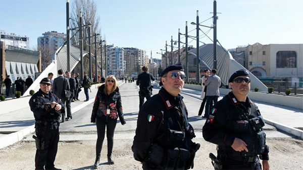 Міст, який розділяє Митровицю на дві частини