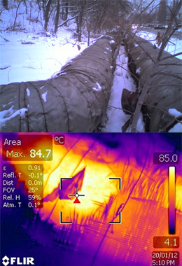 Так, наприклад, виглядає досить типова київська теплотраса гарячої води. А за допомогою тепловізора видно, що труба має температуру поверхні від 30 до 85 градусів тепла. Труба гріє вулицю з температурою у +85 градусів...