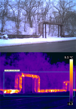Магістральна труба теплопостачання на Оболоні виглядає, якщо дивитися неозброєним оком. А за допомогою тепловізора видно, що труба має температуру поверхні від 30 до 85 градусів тепла!