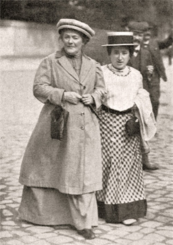 Клара Цеткін зі своєю подругою Розою Люксембург в серпні 1910 року