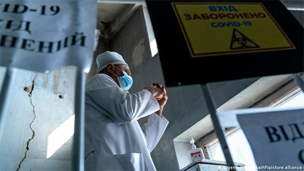 Коронавірус в Україні: Переповнені лікарні, брак кисню й застарілі електромережі