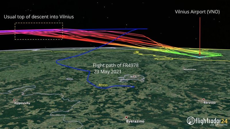 “Пілоти завжди починали зниження з крейсерського ешелону за 177 кілометрів до Вільнюса, але в цей раз (синя траєкторія рейсу ATH-VNO Ryanair) пілоти йшли у бік Литви без зниження і скидання швидкості”, - відзначає авіаційний експерт Вадим Лукашевич