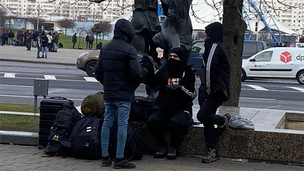 “Чоловіки з пачками грошей купують теплий одяг та мішки”. Що відбувається з мігрантами у Мінську