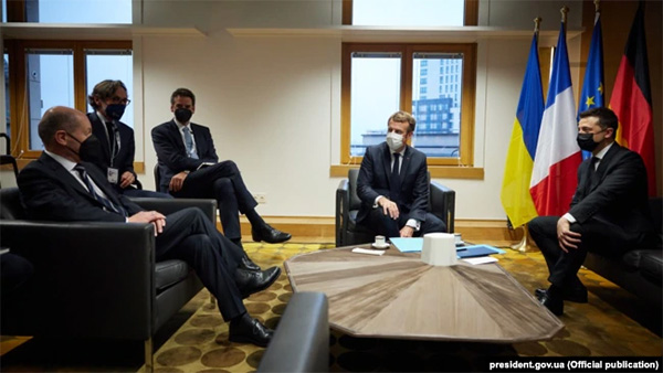 Президент України Володимир Зеленський (праворуч), президент Франції Еманюель Макрон (другий справа) та канцлер Німеччини Олаф Шольц (ліворуч) в кулуарах саміту «Східного партнерства». Бельгія, Брюссель, 15 грудня 2021 року