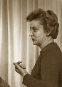 Аушра Ауґустінавічуте (4 квітня 1927 - 19 серпня 2005) — литовський економіст, соціолог та психолог, основоположник соціоніки. Аушра Ауґустінавічуте (4 квітня 1927 - 19 серпня 2005) — литовський економіст, соціолог та психолог, основоположник соціоніки.